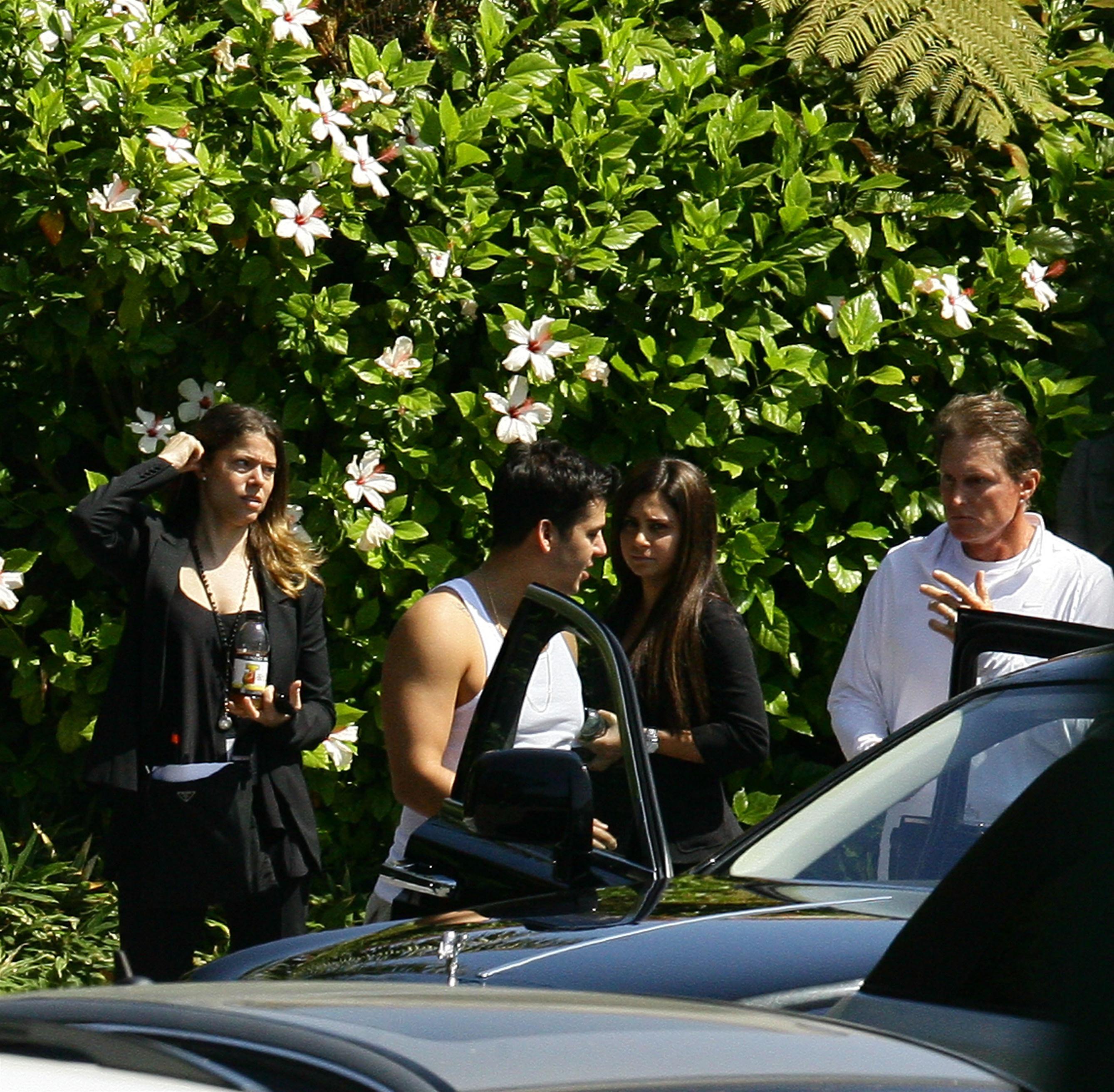 Family and guests arrive at the wedding venue of Kris Humphries and Kim Kardashian pictures | Picture 62570